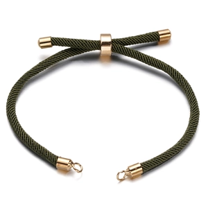 Detail van donkergroene gevlochten Milaan-armband met verstelbare gouden metalen sluiting
