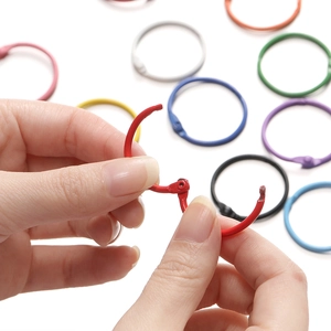 Utilisation manuelle d'un anneau de reliure en métal rouge 30mm pour cartes DIY