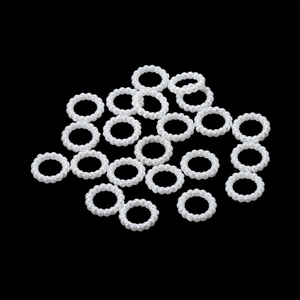 Nahaufnahme weißer Perlenringe in hohler Kreisform für DIY-Schmuck und Bastelarbeiten