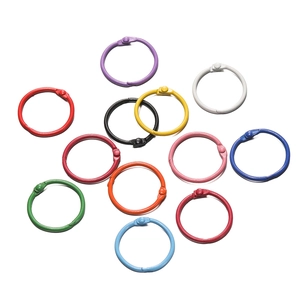 Gros plan sur des anneaux de reliure en métal laqué de 30mm en couleurs acidulées