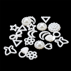 Weiße Imitationsperlen in Herz Stern Schmetterling Form für DIY Accessoires