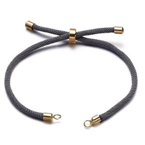 Detail van grijs gevlochten verstelbaar armbandkoord met gouden schuifsluiting connectoren