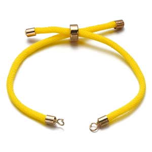 Macro-opname van gele verstelbare Milanese touwarmband met gouden metalen schuifsluiting