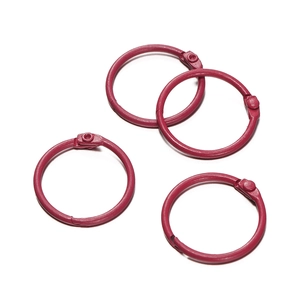 Détail de quatre anneaux articulés en métal bordeaux mat de 30mm pour projets créatifs