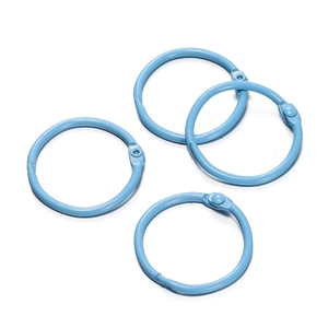 Détail macro d'anneaux de reliure en métal bleu clair de 30mm pour papeterie DIY