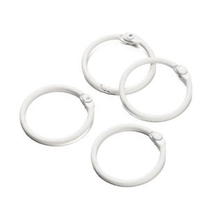 Détail de quatre anneaux de reliure en métal blanc mat avec charnière pour porte-clés DIY
