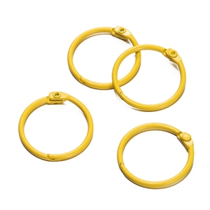 Détail macro de quatre anneaux de reliure en métal jaune peint avec fermoir à charnière