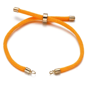 Detail van helder oranje gevlochten koord met goudkleurige verstelbare gesp en ringen