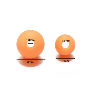 Makroansicht von 6mm und 8mm orangefarbenen matten Acrylperlen mit 1,8mm Loch für DIY