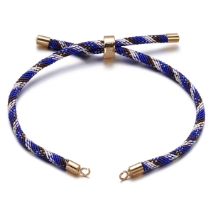 Detailopname van geweven Milan-koord in blauw en bruin met gouden verstelbare schuif