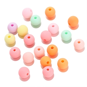 Makroaufnahme bunter matter Acrylperlen für DIY-Schmuck und Bastelarbeiten