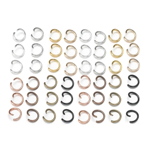 Macro di anellini metallici multicolore per progetti artigianali di gioielleria fai-da-te