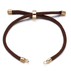 Detail van bruin gevlochten armbandkoord met verstelbare gouden metalen schuifsluiting