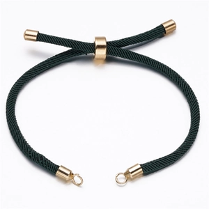Detail van verstelbare donkergroene gevlochten armband met een gouden schuifsluiting
