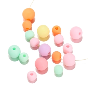 Makro-Detail bunter 6/8mm matter Acryl-Rundperlen mit Löchern für DIY-Schmuckherstellung