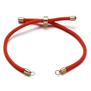 Detail van rood gevlochten koord met gouden verstelbare schuifsluiting voor DIY-armbanden