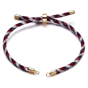 Detail van een driekleurige gevlochten Milanese armband met gouden verstelbare gesp