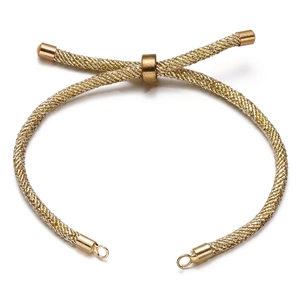 Detailopname van de gouden mesh-armband met verstelbare schuif en metalen eindstukken