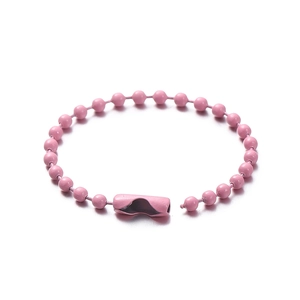 Detail van roze gelakte ballketting met open buissluiting voor DIY-accessoires