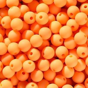 Makroaufnahme von 8mm matten orangefarbenen Acryl-Zuckerperlen für DIY-Schmuck und Basteln