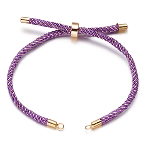 Detail van paars en goud gevlochten verstelbaar armbandkoord met vergulde metalen schuifjes