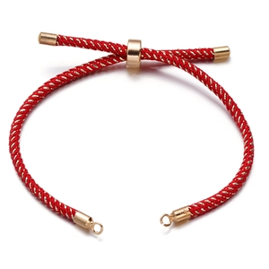Detail van verstelbare rode gevlochten armband met gouden metalen schuifsluiting