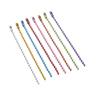Detailopname van 10cm gekleurde ballkettingen met bijpassende metalen connectoren