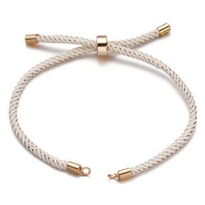 Detail van verstelbaar wit en goud geweven DIY-armbandsnoer met metalen schuifgesp