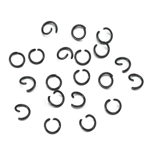 Dettaglio macro di anellini aperti in metallo nero per la creazione di gioielli fai-da-te