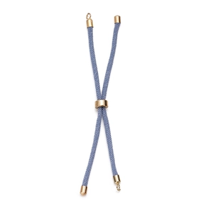 Detail van blauwe gevlochten verstelbare Milanese koordarmband met gouden metalen sluiting