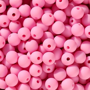 Makroaufnahme von 6/8mm matten rosa Acrylperlen mit Loch für DIY-Schmuckherstellung