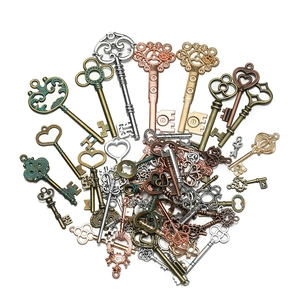Dettaglio di chiavi a cuore in lega vintage con finiture argento antico e bronzo scuro