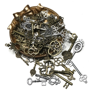 Macro di chiavi vintage assortite in lega a forma di cuore con finiture bronzo e argento
