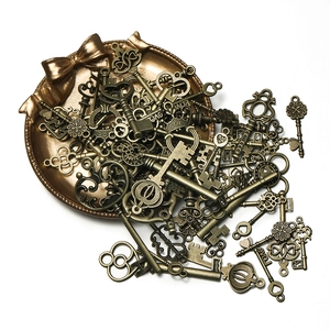 Dettaglio di chiavi vintage in bronzo con incisione LOVE per creazioni artigianali