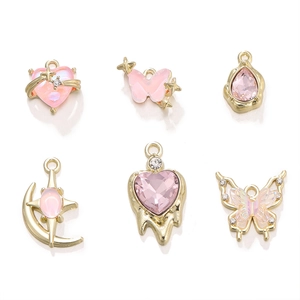 Detailansicht der rosa Zirkon- und Goldlegierung Anhänger für DIY-Schmuck
