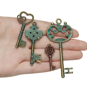 Set di quattro ciondoli a chiave vintage in lega con dettagli a cuore e finitura bronzo