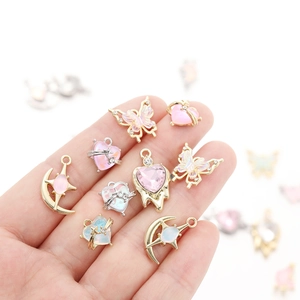 Makroaufnahme von Herz- und Schmetterlingsanhängern aus Gold für DIY-Schmuck