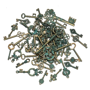 Collezione di ciondoli a chiave vintage in lega con finitura patina verde per gioielli