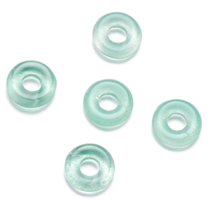 Detail von hellgrünen, lichtdurchlässigen Glas-O-Ring-Abstandshalterperlen für DIY-Schmuck