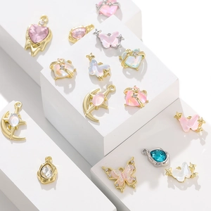 Mischung aus Herz-, Schmetterlings- und Mondanhängern mit Kristallen für DIY-Schmuck