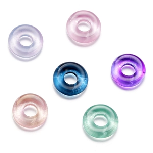 Detail von sechs bunten transparenten Harz-Abstandshalterperlen für DIY-Schmuck