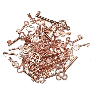 Dettaglio di ciondoli a forma di chiavi vintage in lega oro rosa per gioielli fai-da-te
