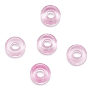 Nahaufnahme von fünf lichtdurchlässigen lila-rosa Perlen für DIY Schmuckherstellung