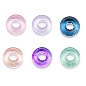 Detailansicht farbiger lichtdurchlässiger Donut-Perlen für DIY-Schmuck und Zubehör