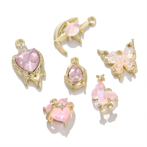 Detailansicht der rosa Herz- und Schmetterlingsanhänger aus Legierung für DIY-Schmuck