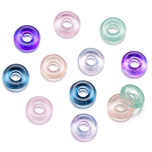 Bunte lichtdurchlässige Glas-Abstandshalter-Perlen für DIY-Schmuck auf weißem Grund