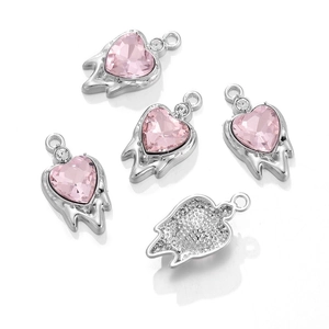 Details von rosa Herzanhängern mit silbernem Metallrahmen und Mesh-Rückseite für Schmuck