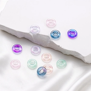 Bunte klare Abakusperlen für DIY-Schmuck in lebhaften Donut-Formen und Farben