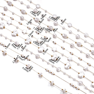 Makro-Detail der goldenen Edelstahlkette mit Barocksternen und Perlen für DIY-Schmuckbau