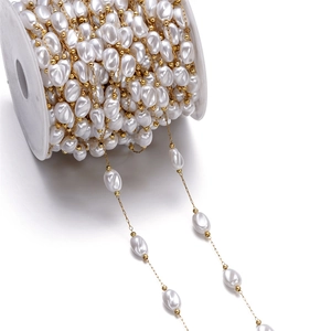 Nahaufnahme der Barockperlenkette mit Goldperlen auf weißer Spule für DIY-Schmuck